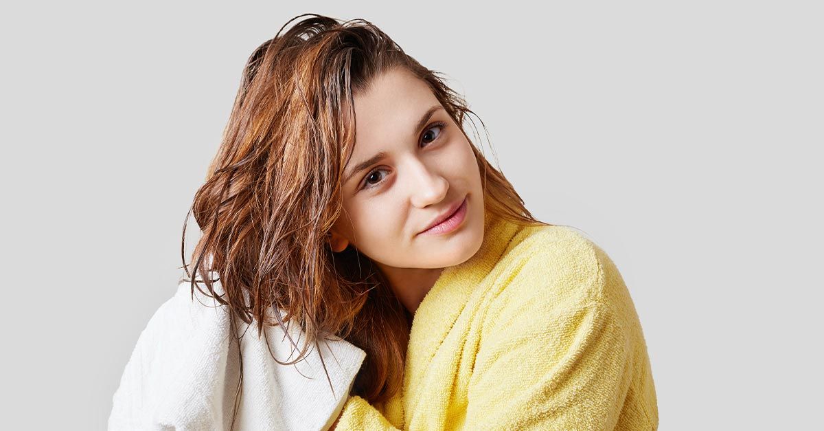 Dormir com o cabelo molhado faz mal? Mitos e verdades