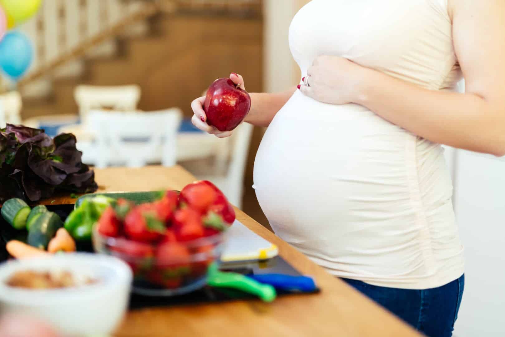 O que comer na gravidez? – Alimentos que nutrem você e o bebê, mãe