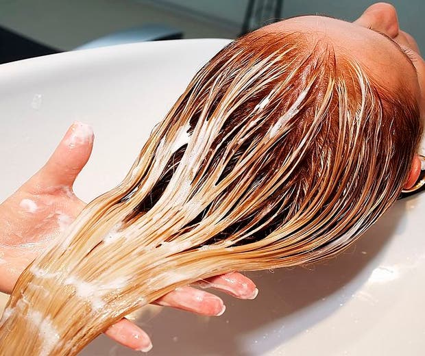 Água oxigenada no cabelo, como usar? Dicas para não prejudicar os fios
