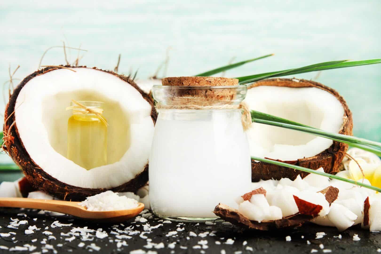 Água de coco no cabelo, como usar? Benefícios e receitas caseiras