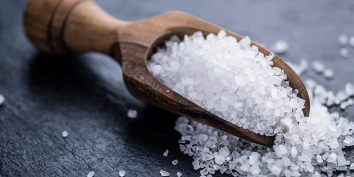 Banho de sal grosso, quais são seus benefícios e como fazer