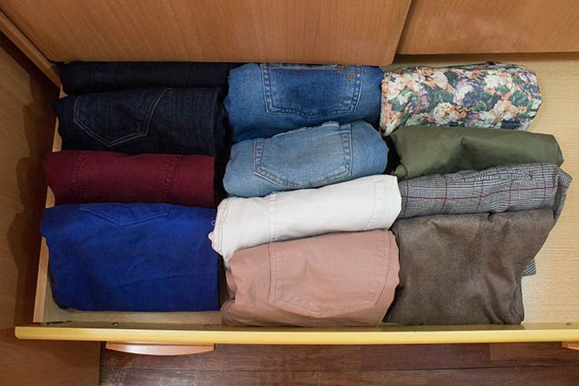Como dobrar calça jeans - passo a passo para dobrar e organizar