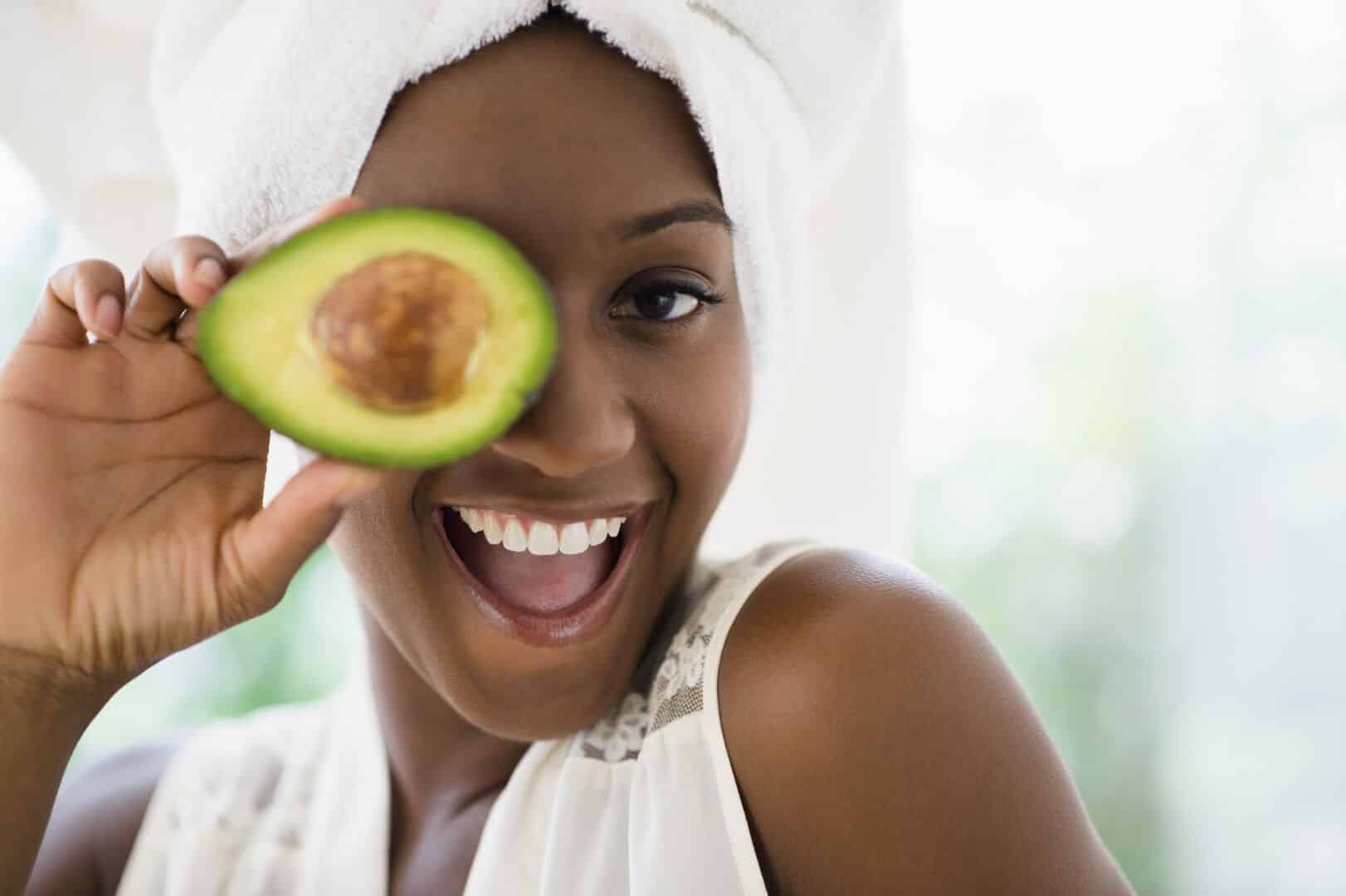Máscara de abacate - benefícios da fruta + receitas