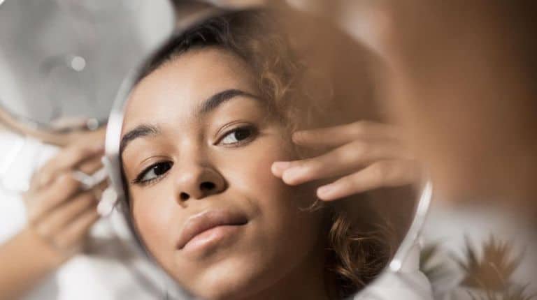 Cuidados com a pele negra: características e dicas
