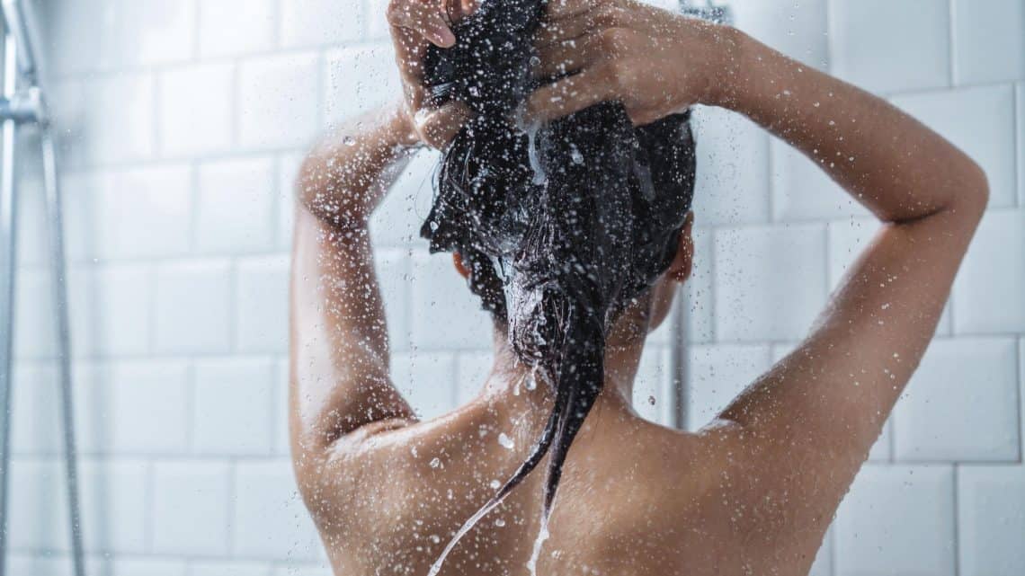 Lavar o cabelo com água mineral