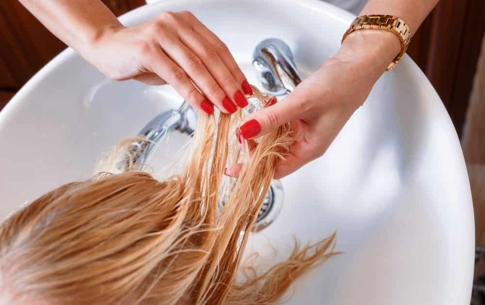 O que causa frizz no cabelo