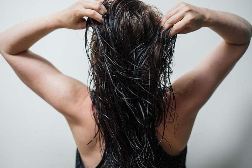 Parar de usar shampoo faz bem para a saúde e aparência do cabelo