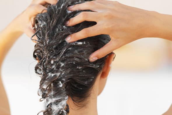Aprenda como tirar óleo de coco do cabelo sem deixá-lo oleoso