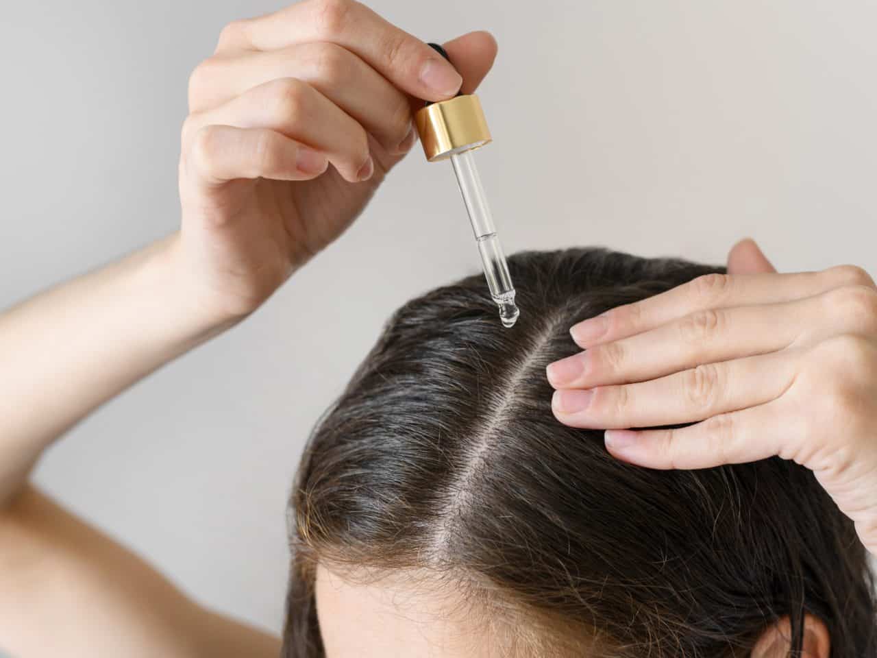 Aprenda como tirar óleo de coco do cabelo sem deixá-lo oleoso