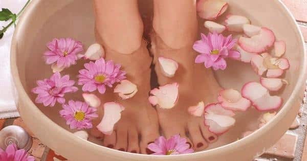6 receitas de como fazer escalda-pés caseiro e os benefícios da prática