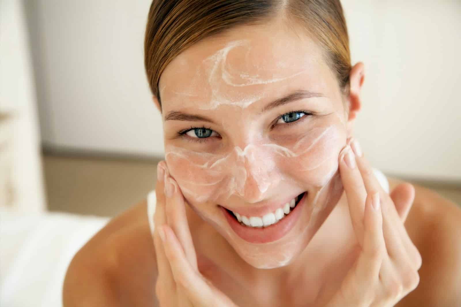 Como usar óleo de coco no rosto: 10 dicas de uso e seus benefícios