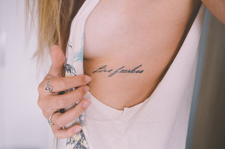 tatuagem feminina na costela