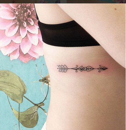 Tatuagem feminina na costela