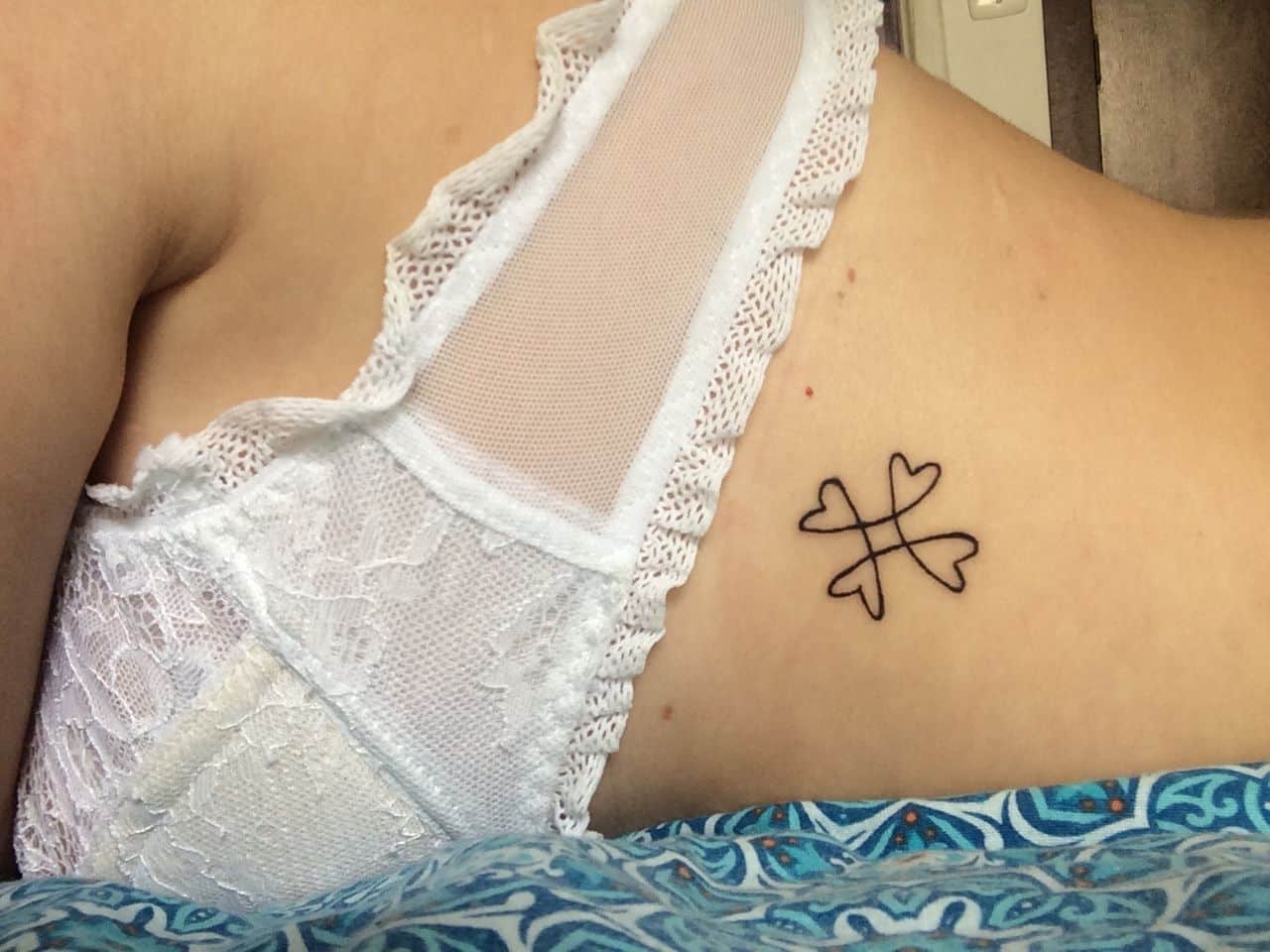 Tatuagem feminina na costela