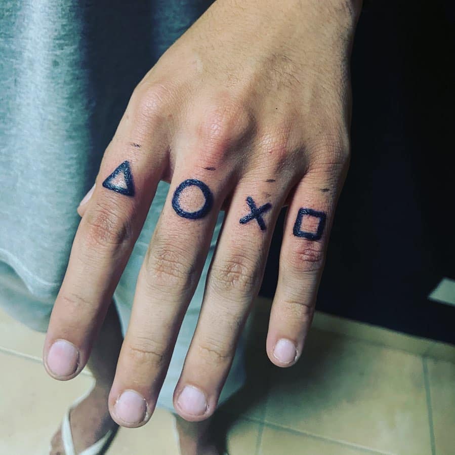 Tatuagem nos dedos: confira 100 ideias para se inspirar