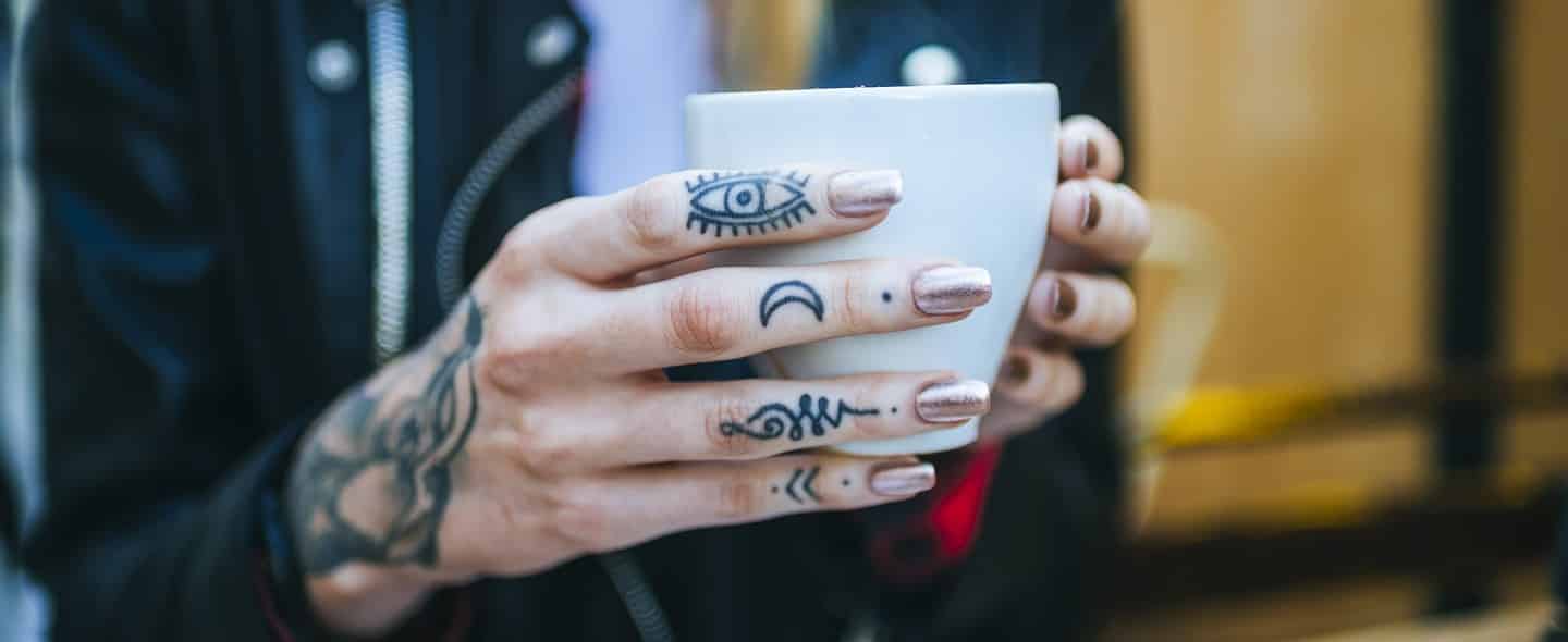 Tatuagem feminina nas mãos: mais de 25 ideias para se inspirar