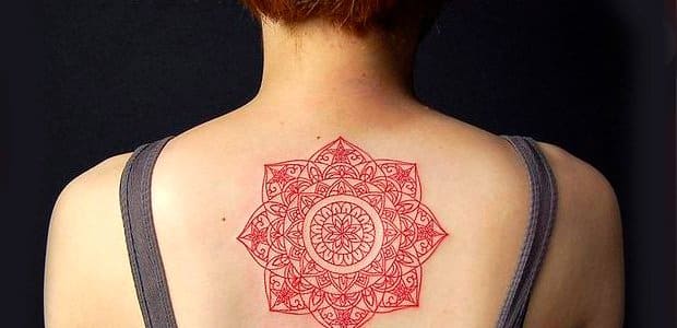 Tatuagem vermelha é popular entre famosos: 15 inspirações para você