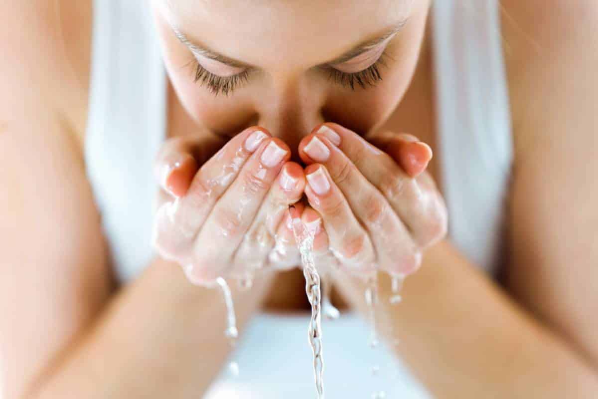 Benefícios da água micelar: conheça 16 benefícios para a sua pele