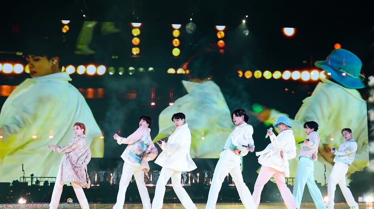 BTS marca retorno aos palcos