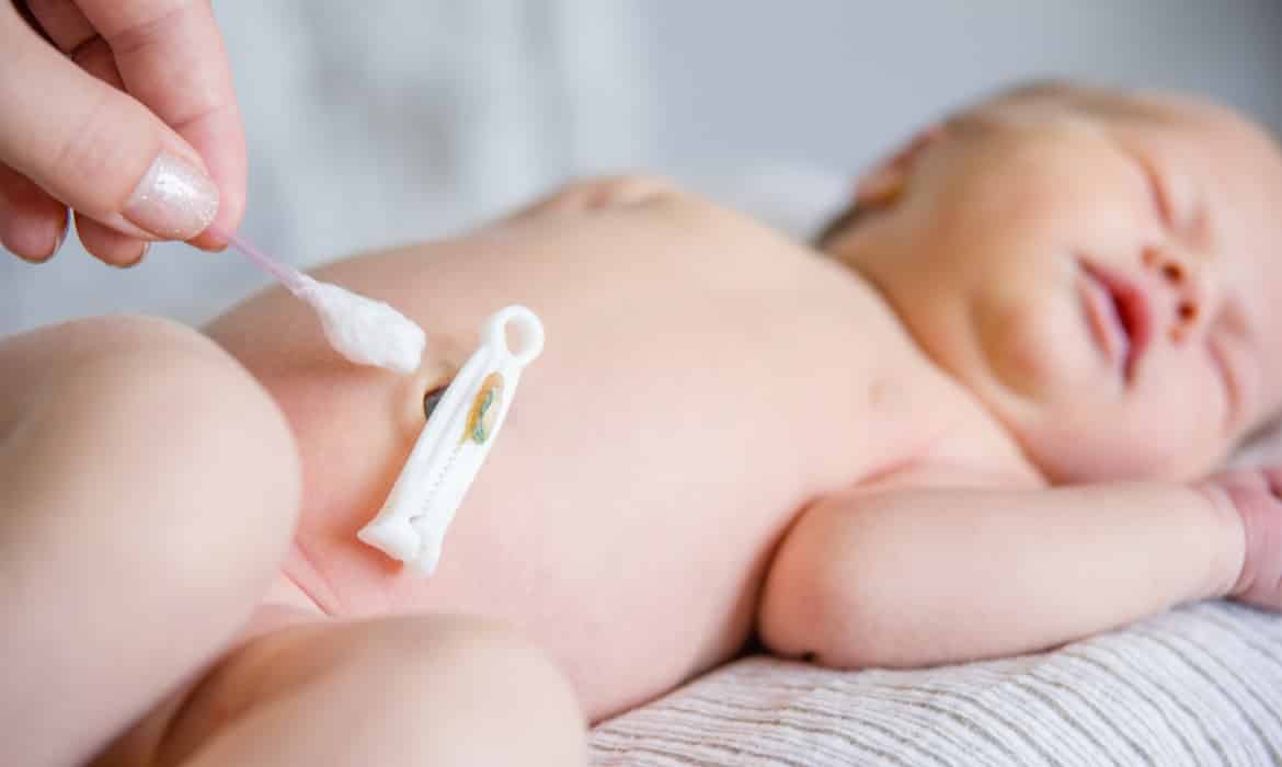 Umbigo de bebê: Principais dúvidas, como cuidar e prevenir infecções