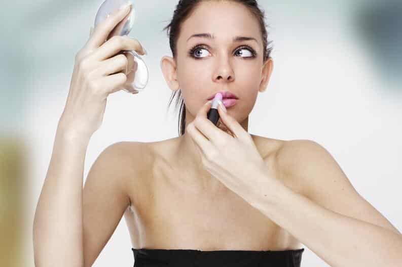 Usar maquiagem vencida: faz mal? Saiba os riscos e como proceder