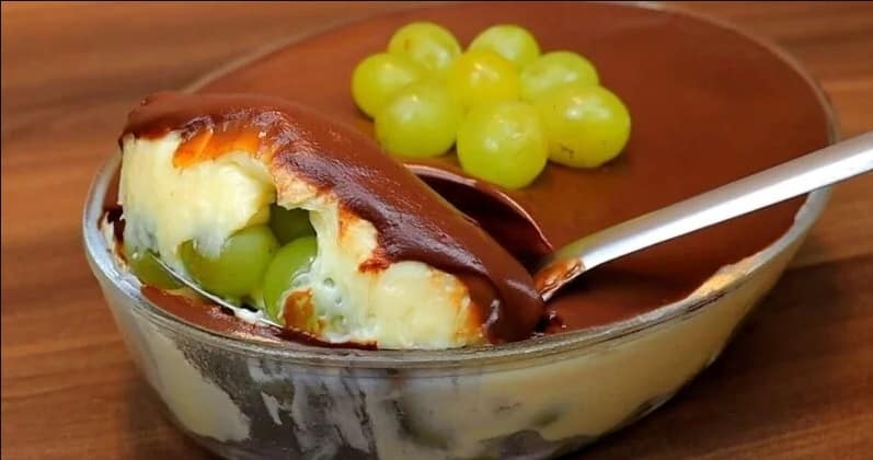 O bombom de travessa é uma sobremesa muito saborosa e prática, com duas versões que fazem o maior sucesso, a de morango e a de uva.