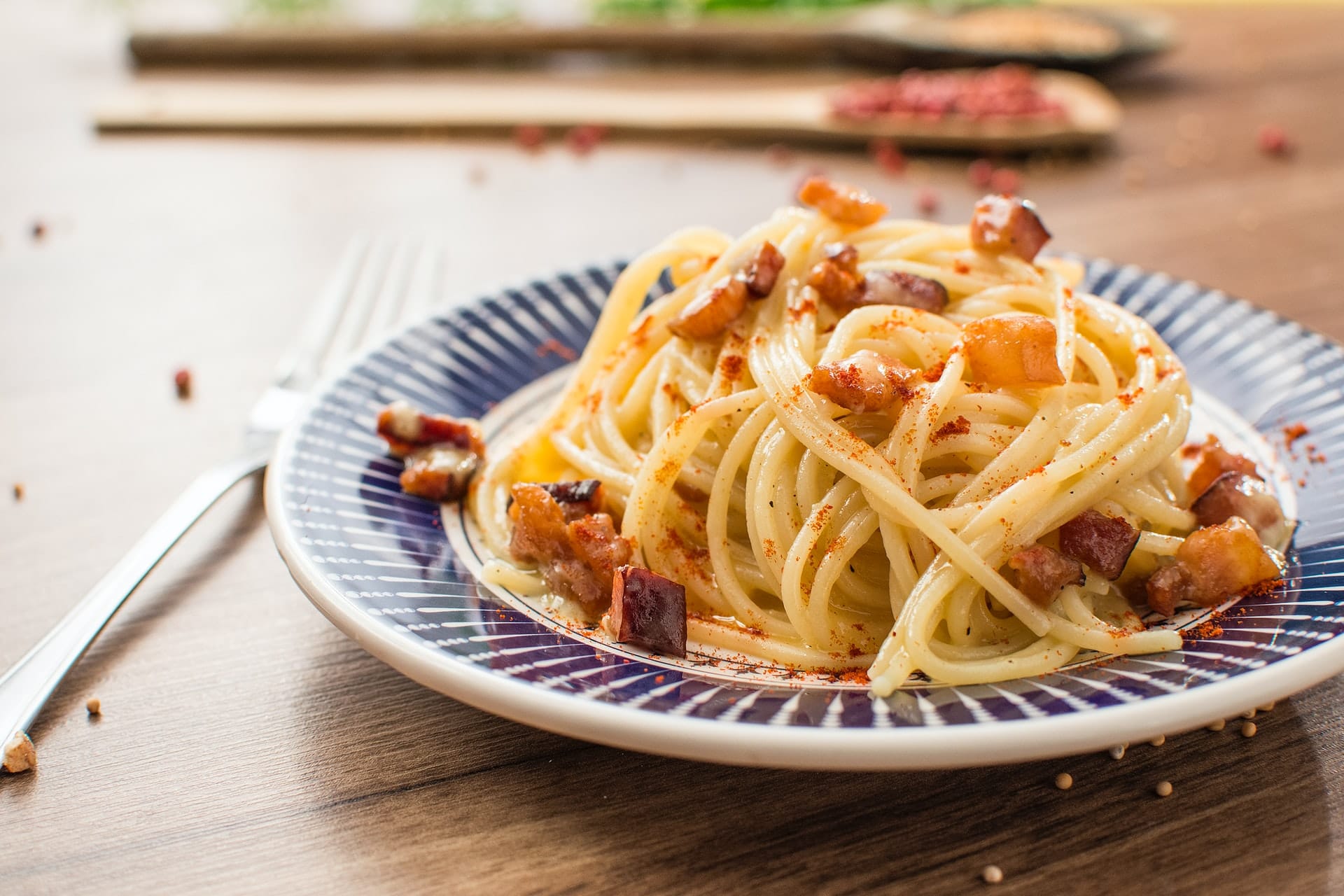 O macarrão à carbonara é uma receita típica italiana muito famosa, e agora você vai aprender como fazer esse prato delicioso em casa.