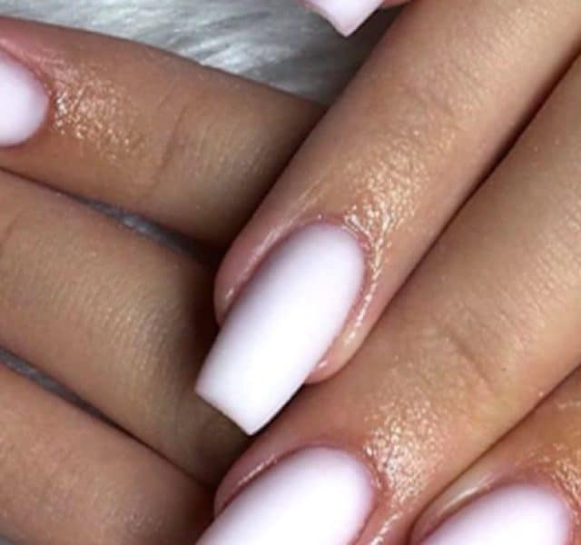 Milky nails: a volta das unhas com esmalte branquinho