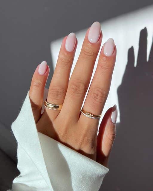 Milky nails: a volta das unhas com esmalte branquinho